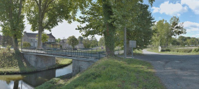 Le pont vu d'aval. Café en face. © Région Bourgogne-Franche-Comté, Inventaire du patrimoine