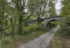 Le pont ferroviaire, avec une partie en maçonnerie enjambant le chemin de halage et une partie en métal enjambant le canal. © Région Bourgogne-Franche-Comté, Inventaire du patrimoine