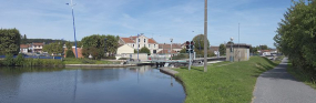 Vue d'ensemble prise d'amont du bord du canal à Ecuisses avec la mairie et le site d'écluse 04. © Région Bourgogne-Franche-Comté, Inventaire du patrimoine