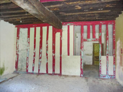Première pièce du logis du rez-de-chaussée de la grange, cloison en pans de bois. © Région Bourgogne-Franche-Comté, Inventaire du patrimoine