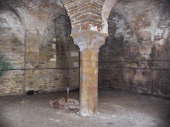 Cave sous la grange, supports des voûtes : pilastre, colonne et culot. © Région Bourgogne-Franche-Comté, Inventaire du patrimoine