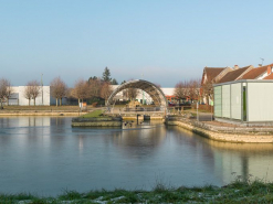 Le port depuis la rive gauche, au centre la halle du toueur. © Région Bourgogne-Franche-Comté, Inventaire du patrimoine