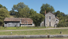 La maison éclusière de face avec ses annexes. © Région Bourgogne-Franche-Comté, Inventaire du patrimoine