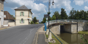 Façade latérale de la maison éclusière, avec à droite le pont sur écluse. © Région Bourgogne-Franche-Comté, Inventaire du patrimoine