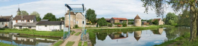 Au premier plan, le pont. Au fond la ferme et la scierie de Dirol (IA5800921). © Région Bourgogne-Franche-Comté, Inventaire du patrimoine