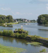 Vue d'ensemble de la ville de Decize, prise depuis l'embouchure du canal du Nivernais. © Région Bourgogne-Franche-Comté, Inventaire du patrimoine