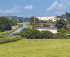 Vue générale du canal. De droite à gauche : les ensembles industriels et le pont sur le canal. © Région Bourgogne-Franche-Comté, Inventaire du patrimoine