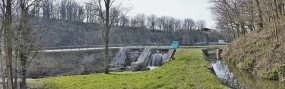 Vue d'ensemble du barrage. A droite, on distingue la rigole d'alimentation. © Région Bourgogne-Franche-Comté, Inventaire du patrimoine