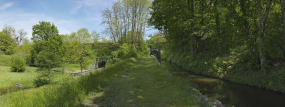 A gauche, la rigole de fuite et à droite la rigole d'alimentation avec le pont ferroviaire. © Région Bourgogne-Franche-Comté, Inventaire du patrimoine