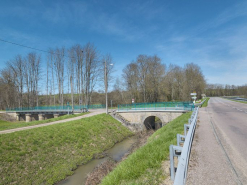 Le pont sur contre-fossé. A sa gauche, le pont sur la Dheune. A droite, le canal. © Région Bourgogne-Franche-Comté, Inventaire du patrimoine