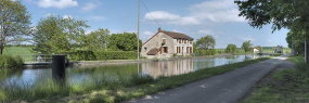 Vue d'ensemble du site avec au centre la maison éclusière et à gauche le déversoir. © Région Bourgogne-Franche-Comté, Inventaire du patrimoine