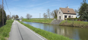 Vue d'ensemble avec à droite, la maison du site d'écluse XXXIV, en aval du site d'écluse 25 que l'on voit en arrière-plan. © Région Bourgogne-Franche-Comté, Inventaire du patrimoine