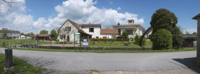 Vue d'ensemble du site : au centre la maison éclusière et à droite, la station de pompage. © Région Bourgogne-Franche-Comté, Inventaire du patrimoine
