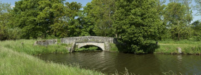 Le pont depuis le bord de l'étang. © Région Bourgogne-Franche-Comté, Inventaire du patrimoine