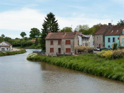 La maison, depuis le pont, rive gauche. © Région Bourgogne-Franche-Comté, Inventaire du patrimoine