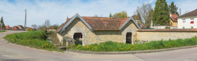 Le lavoir, vue d'ensemble de l'extérieur. On remarque les deux portes d'entrée. © Région Bourgogne-Franche-Comté, Inventaire du patrimoine