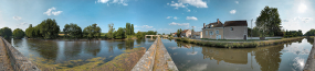 Panoramique : pont d'Accolay et village sur la droite, vus depuis la digue. A gauche, la Cure. © Région Bourgogne-Franche-Comté, Inventaire du patrimoine