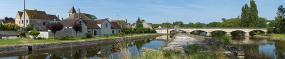 Pont d'Accolay et village sur la gauche, vus depuis la digue. A droite, la Cure. © Région Bourgogne-Franche-Comté, Inventaire du patrimoine
