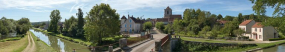 Vue d'ensemble du village de Lucy, avec l'église au centre. Au premier plan, le pont routier isolé. © Région Bourgogne-Franche-Comté, Inventaire du patrimoine