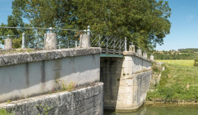 Le pont, pris d'aval. © Région Bourgogne-Franche-Comté, Inventaire du patrimoine