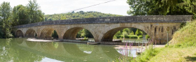 Vue générale du barrage à aiguilles sur l'Yonne surmonté d'un pont à cinq arches. © Région Bourgogne-Franche-Comté, Inventaire du patrimoine
