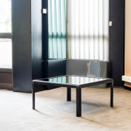 Table basse d'un bureau du premier étage. © Région Bourgogne-Franche-Comté, Inventaire du patrimoine