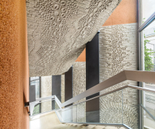 Escalier ouest : vue depuis la mezzanine, avec panneaux moulés de D. Morog. © Région Bourgogne-Franche-Comté, Inventaire du patrimoine