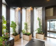 Hall d'accueil : panneaux moulés et jardinières derrière la banque d'accueil. © Région Bourgogne-Franche-Comté, Inventaire du patrimoine