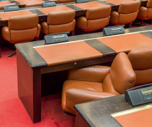 Fauteuils et bureaux des élus de la salle des Assemblées. © Région Bourgogne-Franche-Comté, Inventaire du patrimoine
