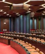 Salle des Assemblées : cloison coulissante de séparation, avec des panneaux de Pierre Sabatier. © Région Bourgogne-Franche-Comté, Inventaire du patrimoine