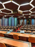 Salle des Assemblées : cloison coulissante de séparation, avec des panneaux de Pierre Sabatier. © Région Bourgogne-Franche-Comté, Inventaire du patrimoine
