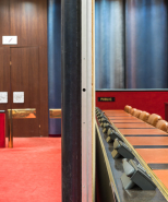 Salle des Assemblées : cloison coulissante de séparation, avec le système d'accroche des panneaux sur des planches de bois aggloméré. © Région Bourgogne-Franche-Comté, Inventaire du patrimoine