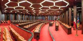 Vue panoramique de la salle des Assemblées depuis l'estrade. © Région Bourgogne-Franche-Comté, Inventaire du patrimoine