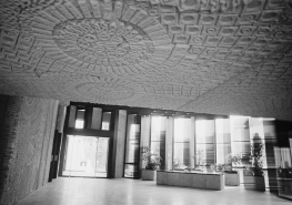 Hôtel de région : hall d'accueil (Photographie ancienne, ca. 1980). (Archives du quotidien Le Bien Public, Dijon) © Région Bourgogne-Franche-Comté, Inventaire du patrimoine