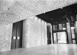 Hôtel de région : hall d'accueil (Photographie ancienne, ca. 1980). (Archives du quotidien Le Bien Public, Dijon) © Région Bourgogne-Franche-Comté, Inventaire du patrimoine