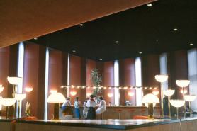 Vue du foyer-bar avec les luminaires aujourd'hui disparus (photographie ancienne, ca. 1990-2000, conseil régional de Bourgogne). © Région Bourgogne-Franche-Comté, Inventaire du patrimoine