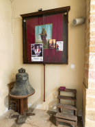 Cloche déposée dans le vestibule. © Région Bourgogne-Franche-Comté, Inventaire du patrimoine
