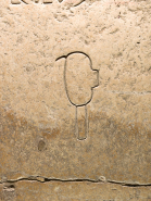 Dalle funéraire de Lambert Peronne, 1754 : détail du décor. © Région Bourgogne-Franche-Comté, Inventaire du patrimoine