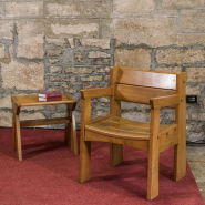 Vue d'ensemble d'un fauteuil de célébrant et d'un tabouret de célébrant Stella. © Région Bourgogne-Franche-Comté, Inventaire du patrimoine