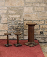 Vue d'ensemble d'un tabouret de célébrant et d'une sellette. © Région Bourgogne-Franche-Comté, Inventaire du patrimoine