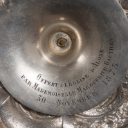 Détail de l'inscription sous le pied. © Région Bourgogne-Franche-Comté, Inventaire du patrimoine