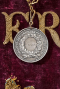 Détail de la médaille. © Région Bourgogne-Franche-Comté, Inventaire du patrimoine