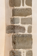 Contrefort de la nef, détail de marques dans la pierre. © Région Bourgogne-Franche-Comté, Inventaire du patrimoine