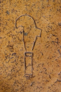 Détail d'outil de vigneron sur une dalle funéraire. © Région Bourgogne-Franche-Comté, Inventaire du patrimoine