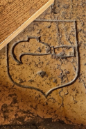 Détail d'outil de vigneron sur une dalle funéraire. © Région Bourgogne-Franche-Comté, Inventaire du patrimoine