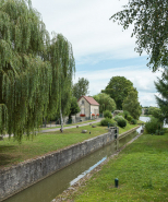 Vue du sas et de la maison éclusière. © Région Bourgogne-Franche-Comté, Inventaire du patrimoine