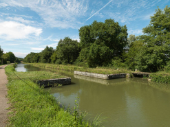 Vue du canal et du déversoir. © Région Bourgogne-Franche-Comté, Inventaire du patrimoine
