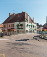 Vue d'ensemble du pont sur le canal et du café. © Région Bourgogne-Franche-Comté, Inventaire du patrimoine