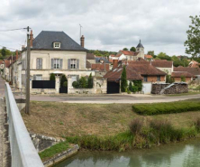 L'église vue du pont. © Région Bourgogne-Franche-Comté, Inventaire du patrimoine