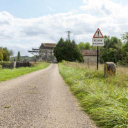 Vue d'ensemble de l'écluse, du chemin de halage et de la borne. © Région Bourgogne-Franche-Comté, Inventaire du patrimoine